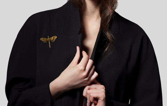 Broches além da lapela: 5 Lugares inusitados para dar um toque de estilo único