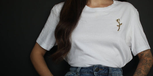 Broches: história, significado e como usar esse acessório atemporal