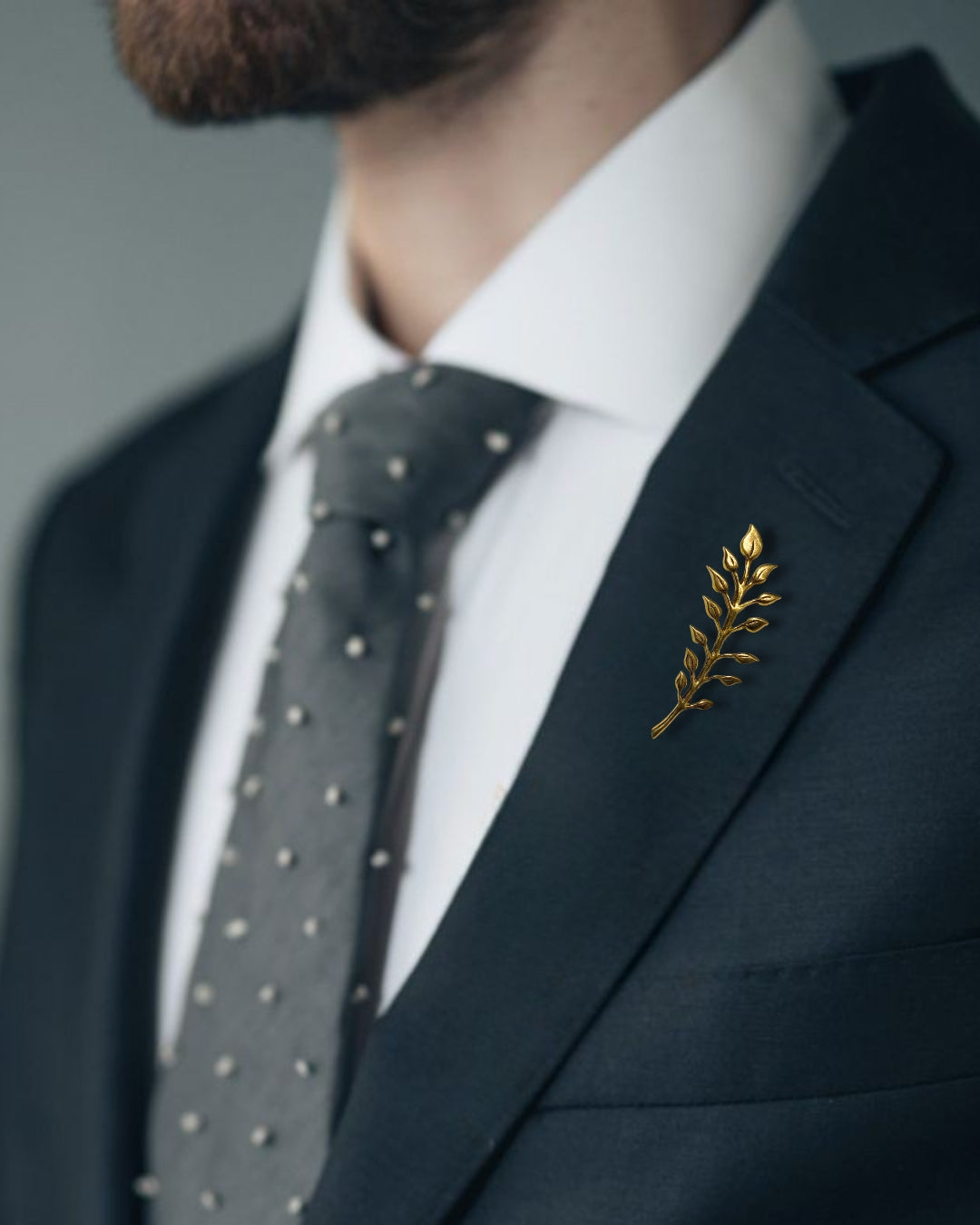 Como usar broches para transformar looks básicos em produções sofisticadas