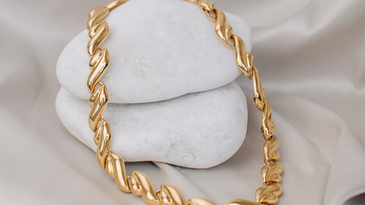 Como limpar o ouro: dicas essenciais para conservar o brilho das suas joias